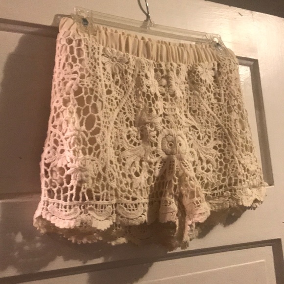 Cream Lace Shorts - Picture 2 of 4